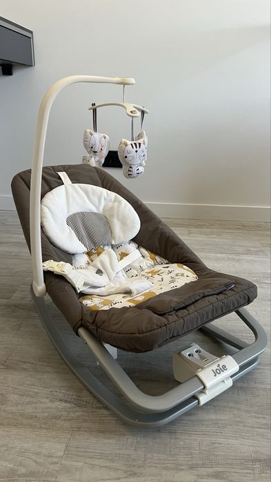 Продам шезлонг Joie