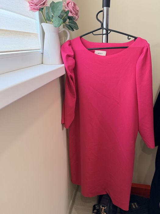 Красива розова рокля с ефектни ръкави