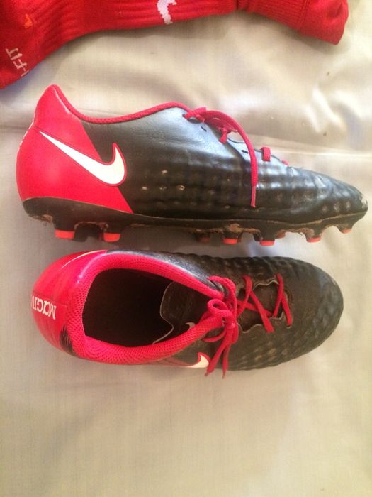 Продавам футболни бутонки и шпайкове за шосейно колоездене.