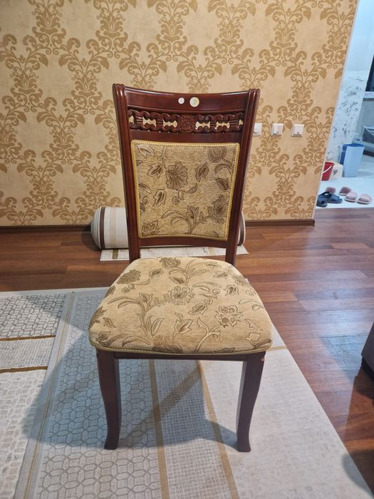 Стол со стульями