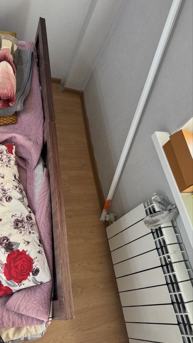 Кровать без матраса.