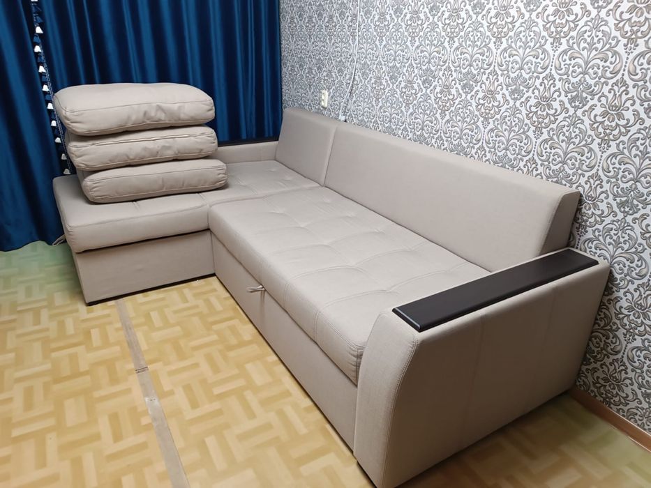 Диван  для гостинной в отличном состояний