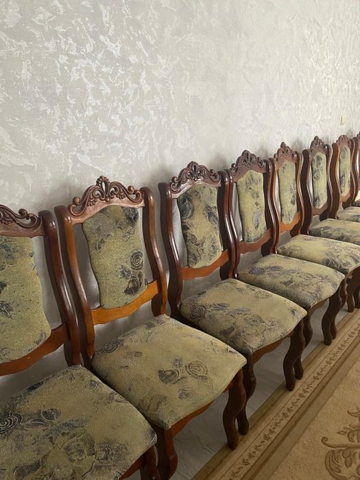 Продается горка стенка, стол овальный и 16 стуля.