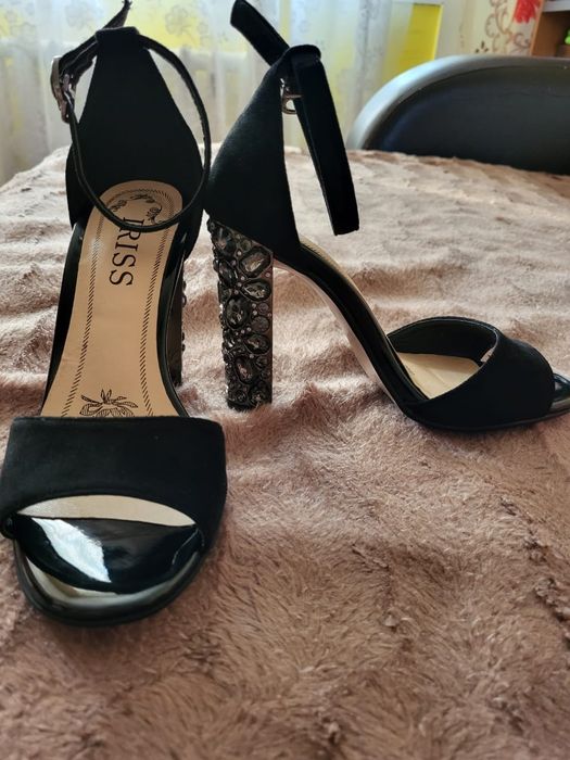 Срочно продам новые туфли