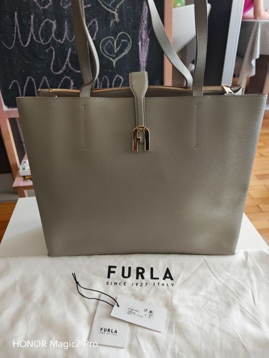 Чанти Furla модели  Essential и Sofia, големи размери