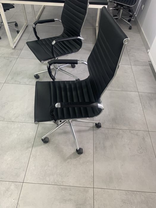 Qora ofis kreslosi sotiladi (zamonaviy, qulay)