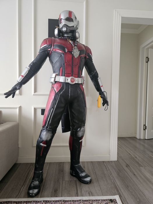 Статуя человек муравей