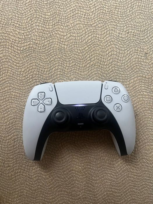 Se vinde ps5 impecabil 825 gb