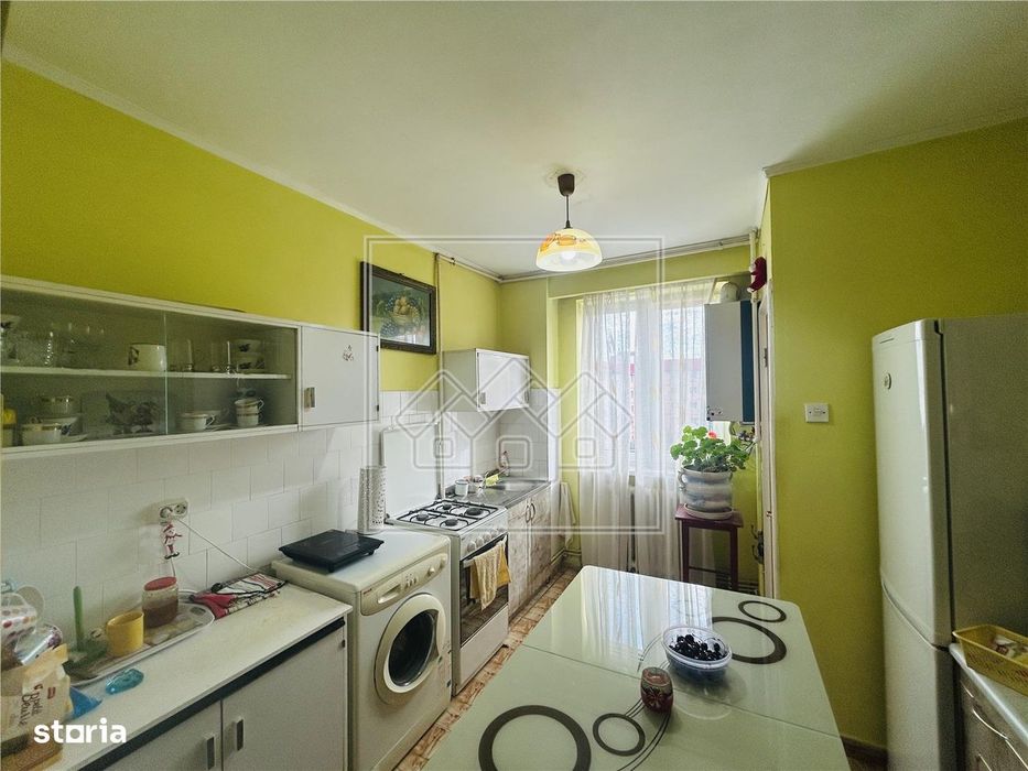 Ap decomandat, 3 camere, balcon, pivnita - N. Iorga