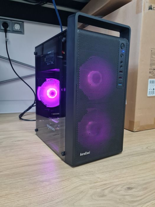 Супер компактен геймърски компютър