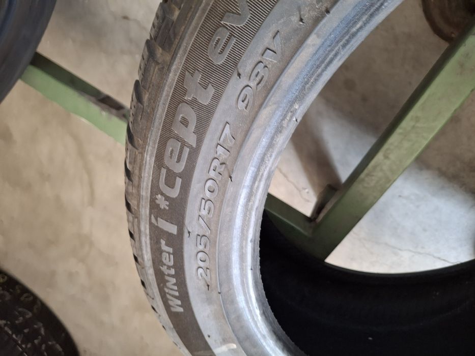 2 Anvelope de iarnă  205 50 r17 Hankook