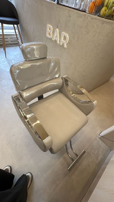 Продам кресла для парикмахеров   цены разные