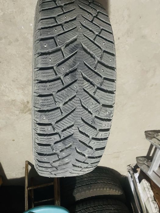Продам зимние баллоны шипованные