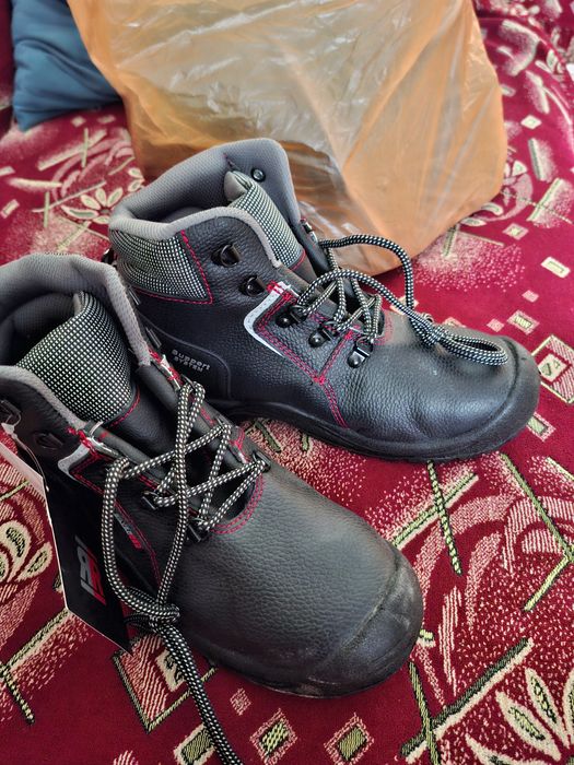 Продам рабочие ботинки