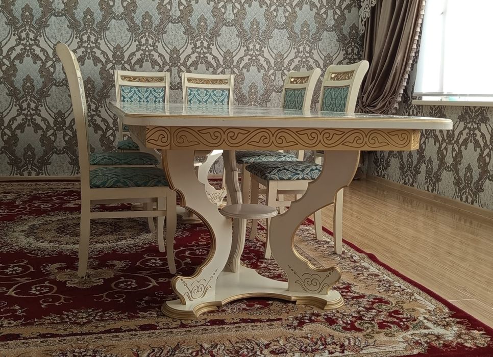 Стол со стульями