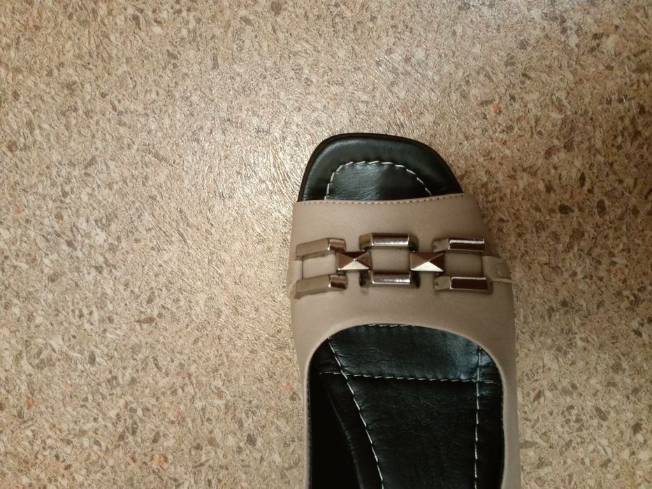 Продам красивые босоножки.