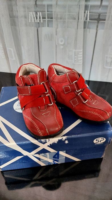 Обувь для девочки с 21- 25 размеры.