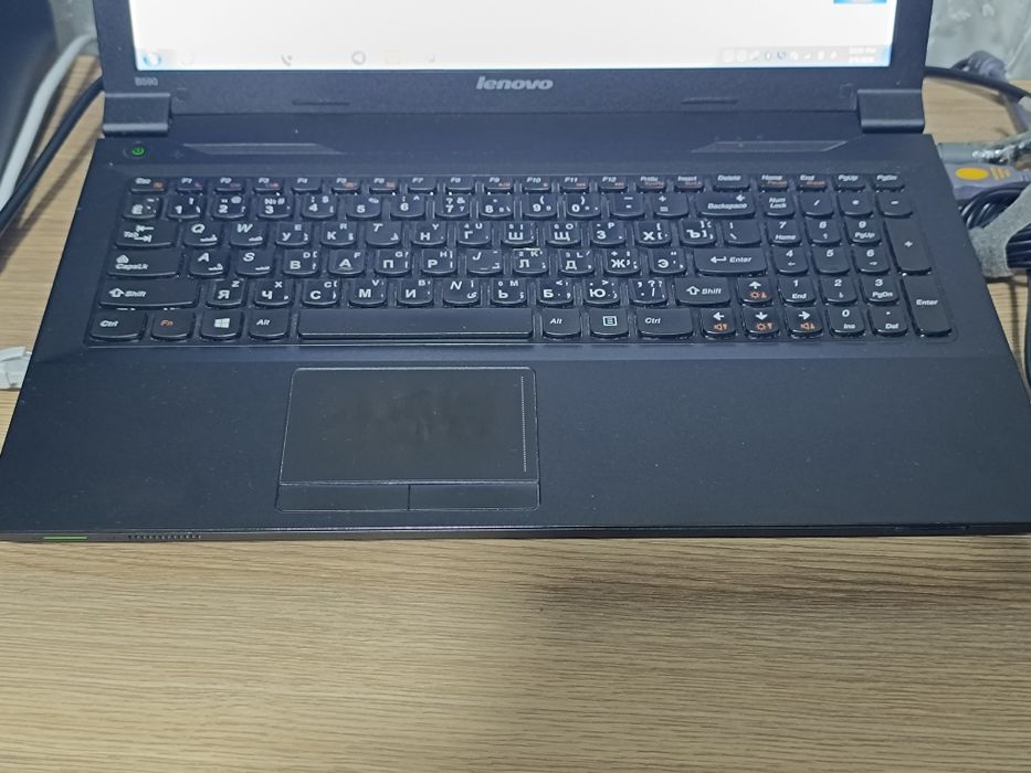 Noutbuk Lenovo B590 500/4Gb sotiladi