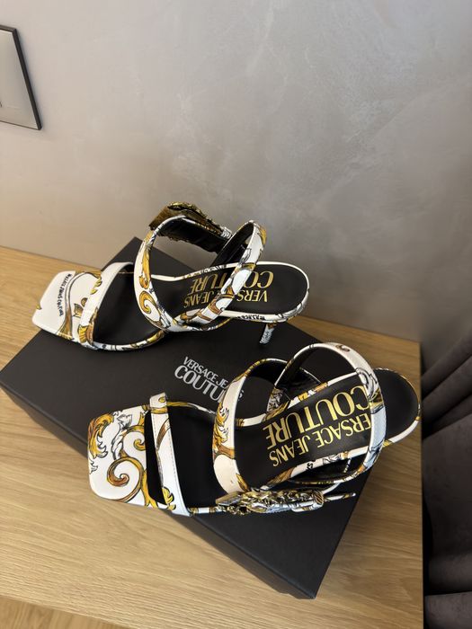 НОВИ Оригинални Сандали Versace Jeans Couture Бели 38 Дамски Обувки