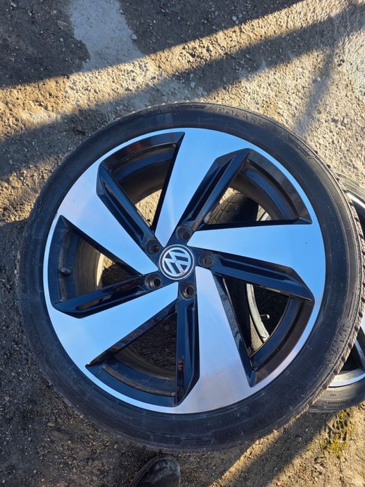 Vand roti Passat B7 model 18” 225/40R18V cu 2 jante fisurate