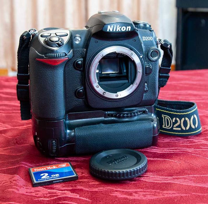 Nikon D200 с батарейным блоком