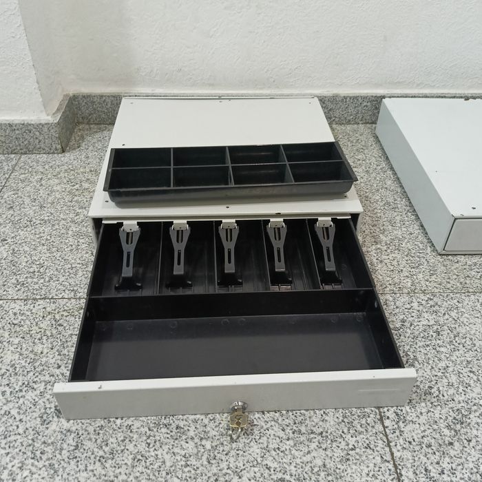 Продаю железный денежный ящик, кассовый ящик. Офисная мебель