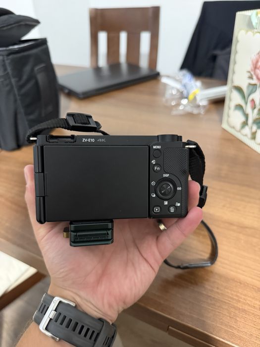 Sony ZV-E10 + Sigma 56mm f/1.4 DC DN + 3 Baterii, Card 128GB, Geantă