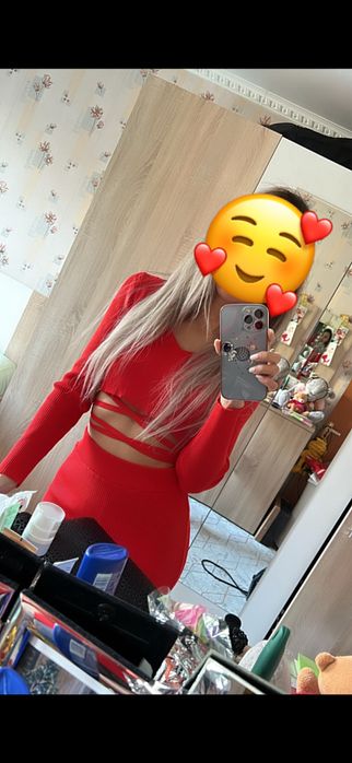 Продаю красный костюм