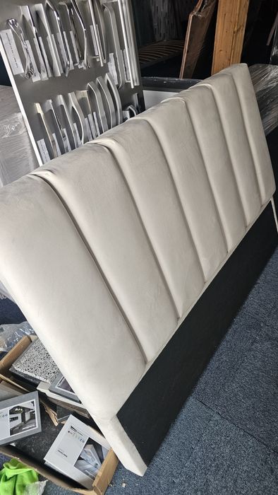 Vând paturi tapițate pe stoc angro și la bucata