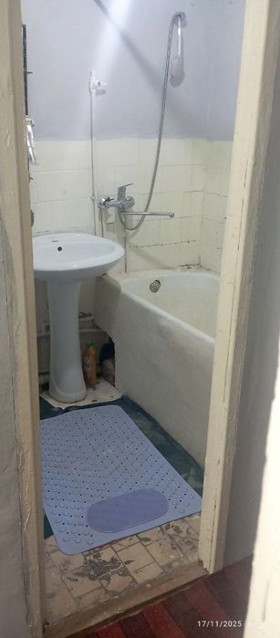 Srochna 3 xonali oʻrta podezdan 1- etajdan dom sotiladi