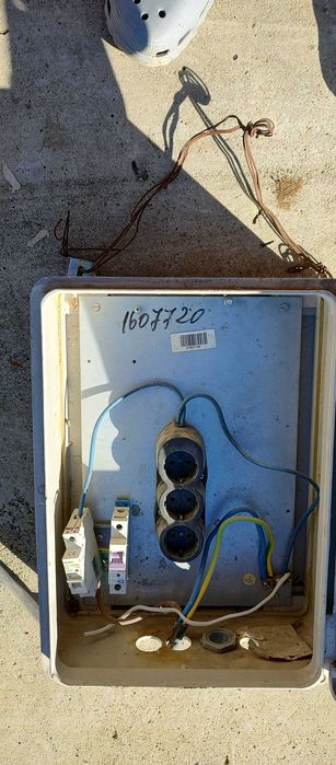 Електрическо табло с два бушона и разклонител