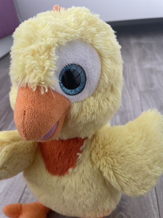 Pui din pluș cu ochi stralucitori