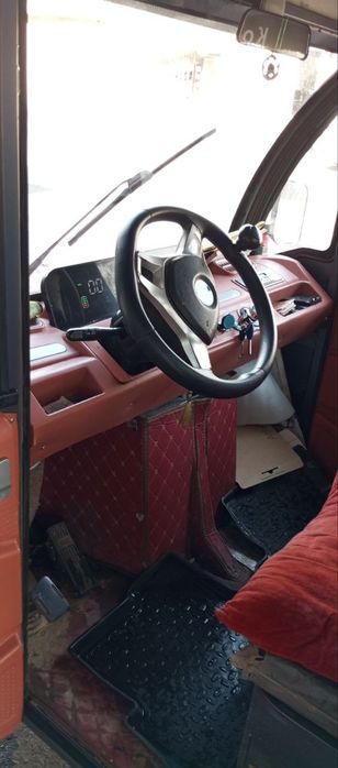 Uch ĝildirakli motoroller.