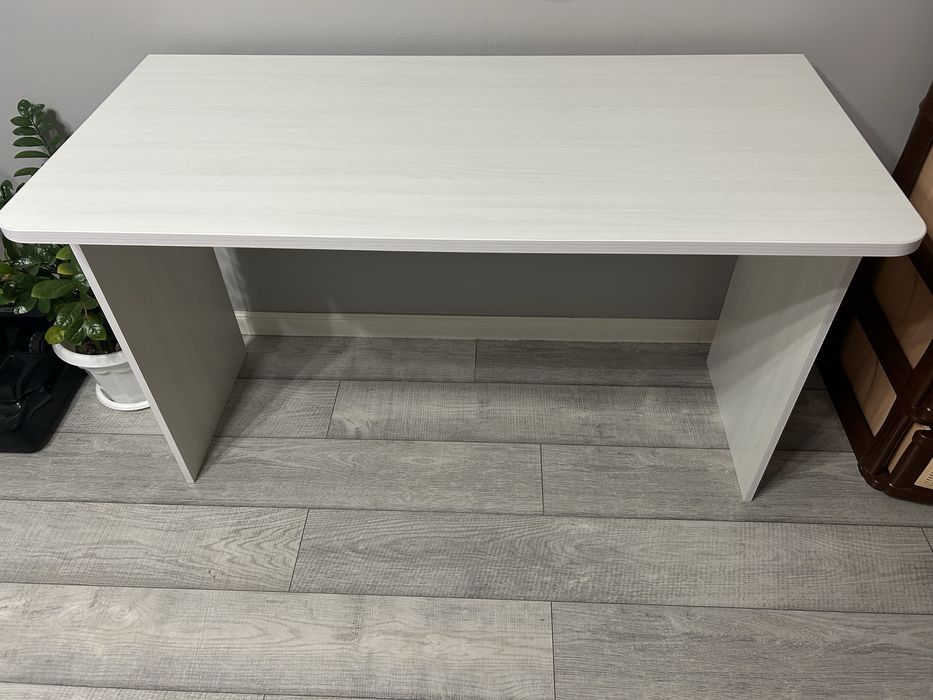 Продаю белый стол