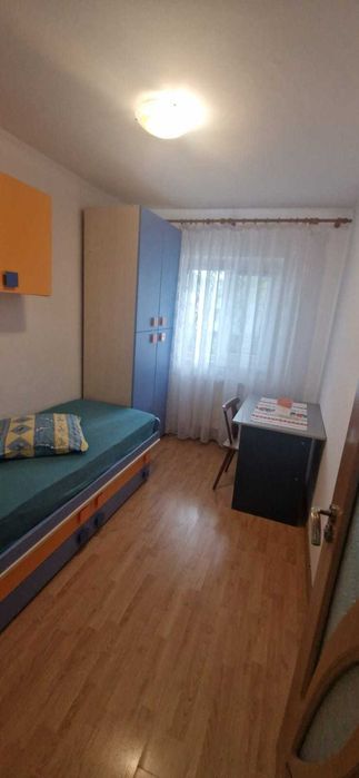 De vanzare apartament 3 camere decomandat