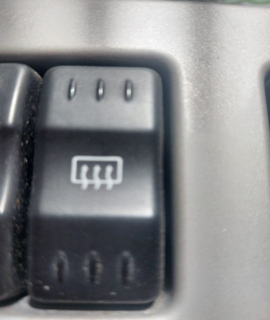 Buton dezaburire luneta Dacia Logan prima generatie (facelift)