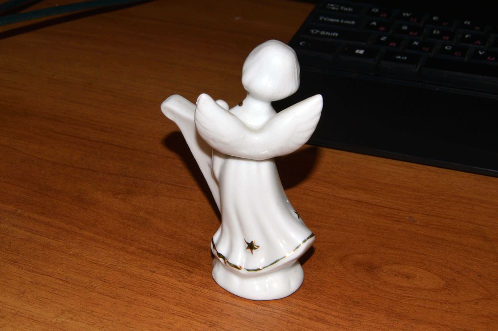 Статуэтка из фарфора Ангел с арфой.