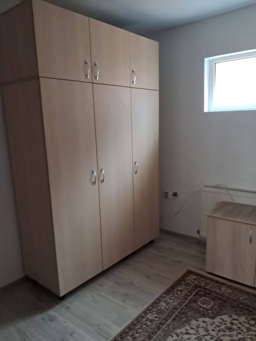 Închiriez garsoniera.