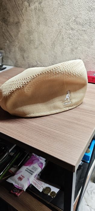 Кепка бежевая летняя.