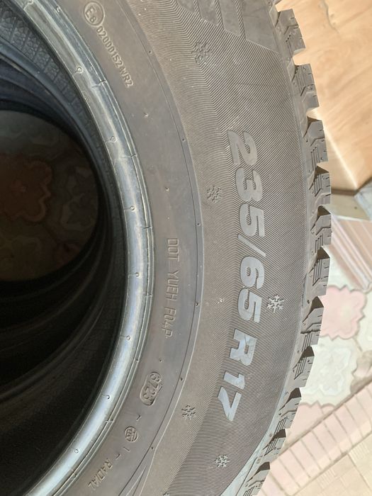 Продам зимние шипованнве шины 235/65/17