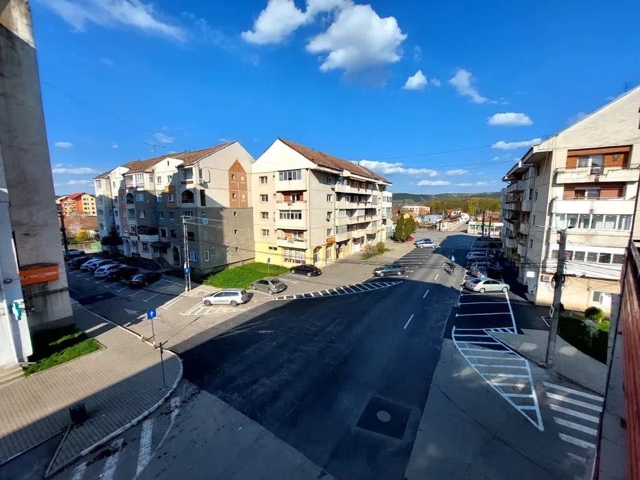 Vând apartament 3 camere decomandat, etaj 2 - Ultracentral, Câmpia Turzii