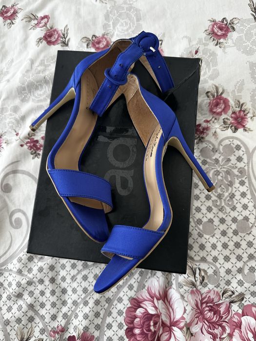 Сини сандали на ток