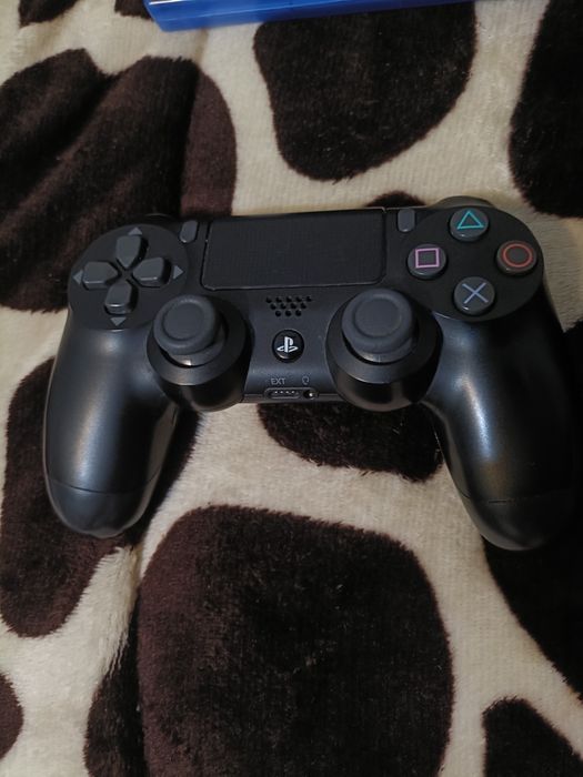 PS 4 pro cu fifa 24 și o consolă