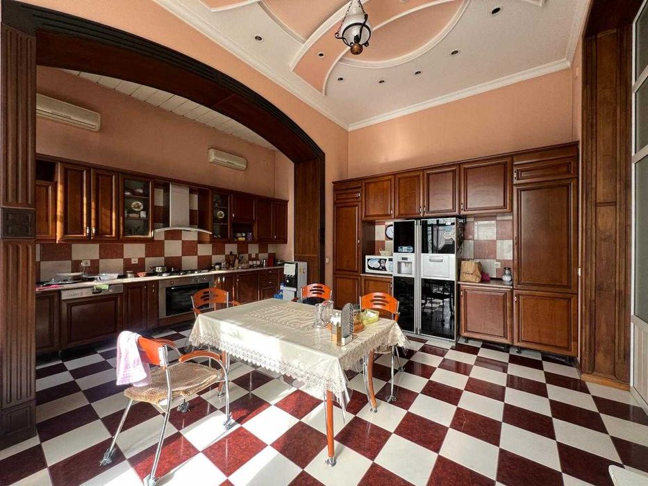 Продается просторный дом с бассейном, ориентир МВД Р.Уз.