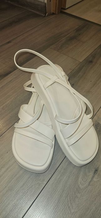 Сандали Bershka, кремави, 37 размер