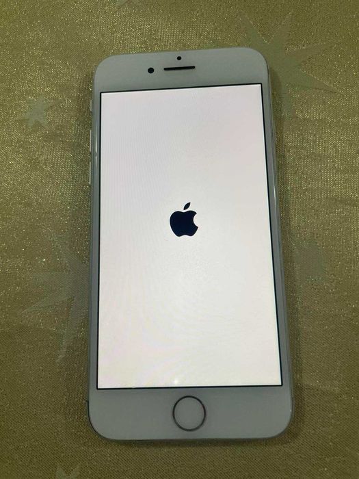 Продавам IPhone 8.