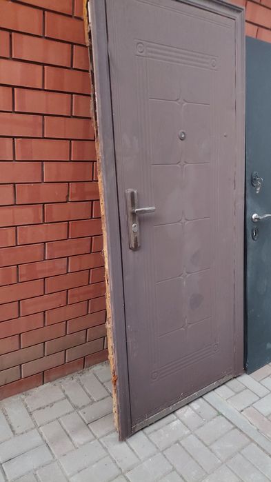 Продам металлические двери -3шт