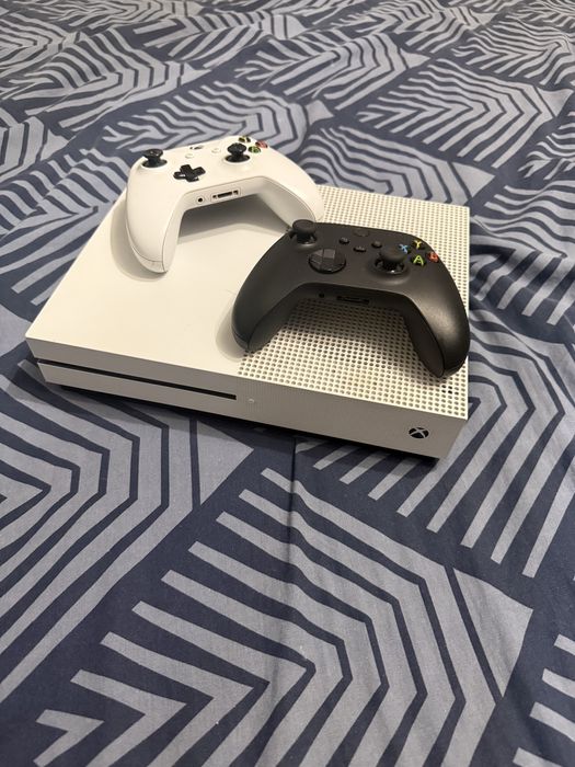 Xbox one S 1T + 2 manete+ jocuri