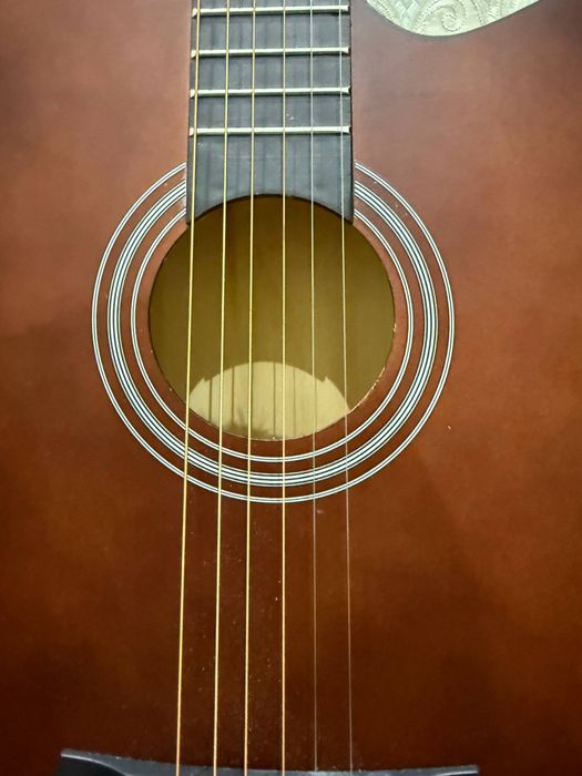 обычная стандартная гитара