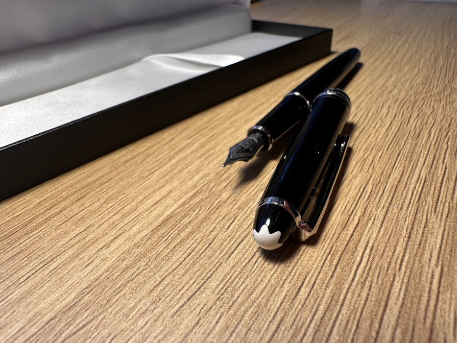 Stilou Mont Blanc negru cu argintiu, cerneala/rezerva